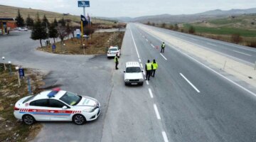 Afyonkarahisar’da Dron Destekli Trafik Denetiminde 14 Araç Sürücüsüne Cezai İşlem Uygulandı