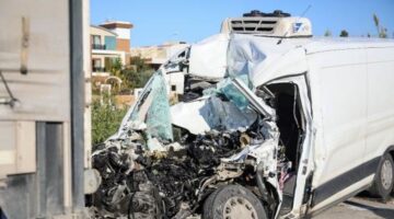 Antalya’da Minibüs TIR’a Çarptı: 1 Ölü, 1 Yaralı
