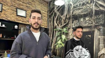 Eskişehir’de Motosiklet Üzerinde Tıraş Olan Genç Kurye