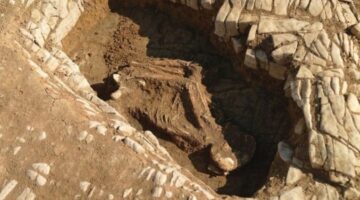 Galler’de, Ölülerin Alışılmadık Pozisyonlarda Gömüldüğü 1500 Yıllık Gizemli Bir Mezarlık Bulundu