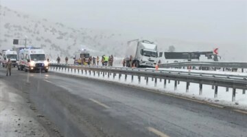 Kars’ta iki otobüs ve bir kamyonun karıştığı zincirleme trafik kazasında 2 kişi hayatını kaybetti, 8 kişi yaralandı