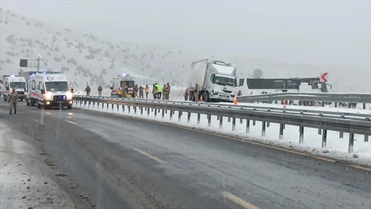 Kars’ta iki otobüs ve bir kamyonun karıştığı zincirleme trafik kazasında 2 kişi hayatını kaybetti, 8 kişi yaralandı