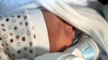 Kırıkkale’de 2023 Yılında Doğan Bebeklerden Mehmet Efe Kuvözde, Yiğit Efe Anne Kucağında Yeni Yıla Girdi