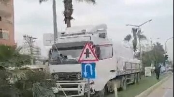 Mersin’de kız öğrenci otomobil ve TIR çarpışmasında son anda kurtuldu