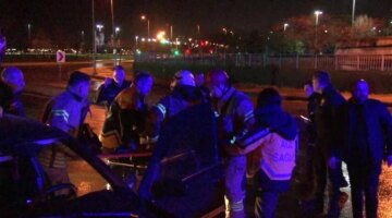 Pendik’te Otomobil Virajı Alamayarak Bariyerlere Çarptı: 4 Yaralı