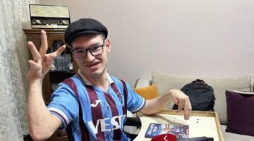 Tekerlekli Sandalyede Yaşayan Engelli Genç, Trabzonspor Sevgisini Kitaplaştırdı